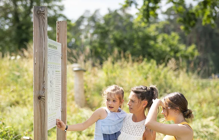 Famillie im Obstlehrgarten