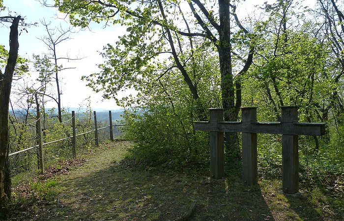 Hexenstube mit Gedenkkreuzen