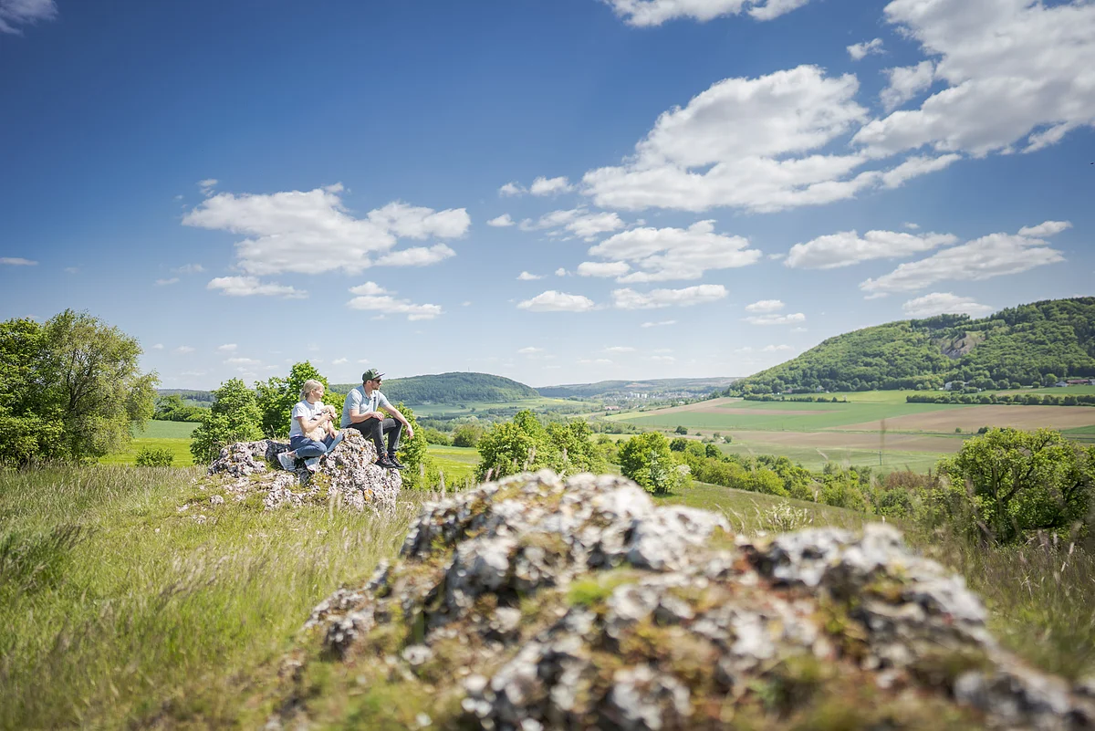 Pärchen sitzt auf dem Bubenheimer Berg und schaut in die Ferne. Pärchen sitzt auf dem Bubenheimer Berg und schaut in die Ferne.
