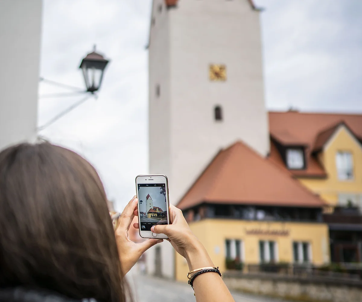 Fuchsturm Eine Frau macht ein Foto vom Fuchsturm.