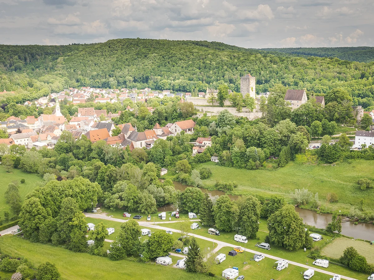 Pappenheim 2021 Luftausnahme vom Pappenheimer Campingplatz mit Burg und Städtchen im Hintergrund